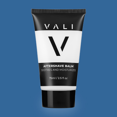 vali Aftershave-Balsam auf blauem Hintergrund